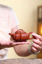 省大师勇淑英作品收藏【称心如意】 泥料：极品朱泥 容量：140cc  作者：勇淑英 江苏省陶瓷艺术大师  工艺：手工制作，收藏价值高👍