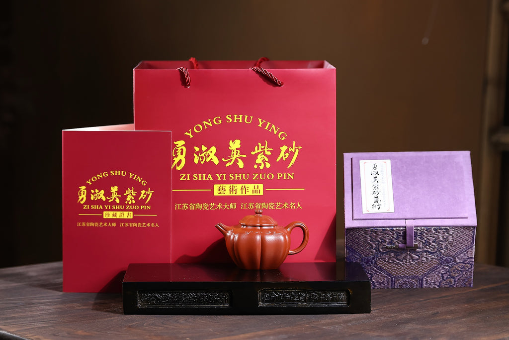 省大师勇淑英作品收藏【四方如意】 泥料：极品朱泥 容量：190cc  作者：勇淑英 江苏省陶瓷艺术大师  工艺：手工制作，收藏价值高👍