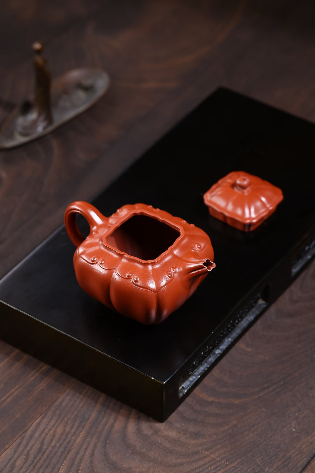 省大师勇淑英作品收藏【四方如意】 泥料：极品朱泥 容量：190cc  作者：勇淑英 江苏省陶瓷艺术大师  工艺：手工制作，收藏价值高👍