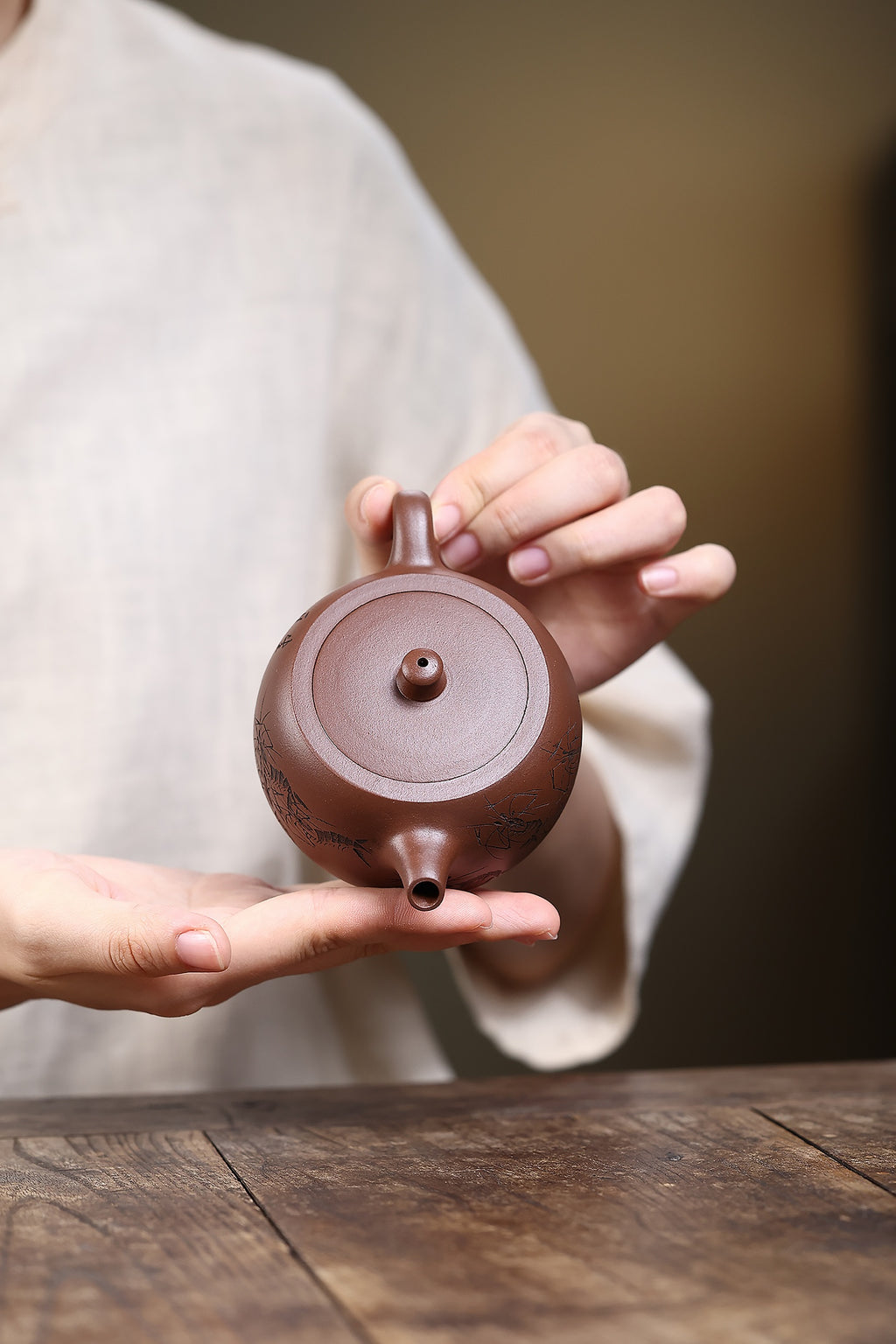 省大师勇淑英作品收藏【矮井栏】 泥料：极品文革泥 容量：160cc  作者：勇淑英 江苏省陶瓷艺术大师  工艺：手工制作，收藏价值高👍