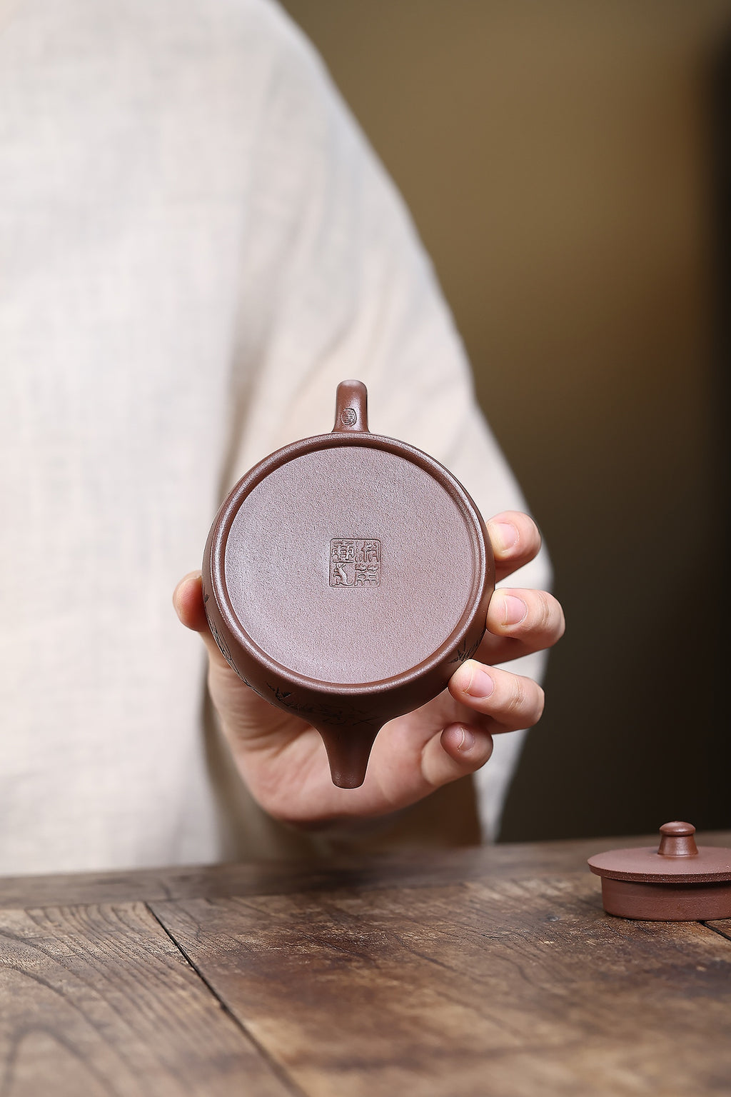 省大师勇淑英作品收藏【矮井栏】 泥料：极品文革泥 容量：160cc  作者：勇淑英 江苏省陶瓷艺术大师  工艺：手工制作，收藏价值高👍