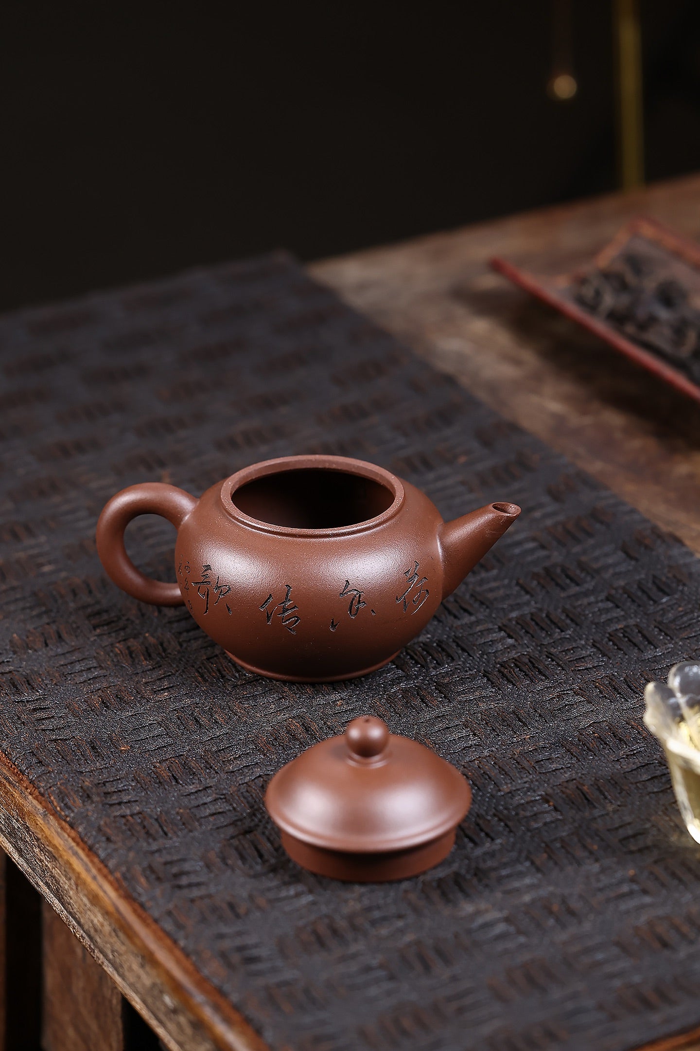 省大师勇淑英作品收藏【水平】 泥料：极品文革泥 容量：180cc  作者：勇淑英 江苏省陶瓷艺术大师  工艺：手工制作，收藏价值高👍