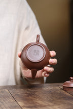 省大师勇淑英作品收藏【水平】 泥料：极品文革泥 容量：180cc  作者：勇淑英 江苏省陶瓷艺术大师  工艺：手工制作，收藏价值高👍