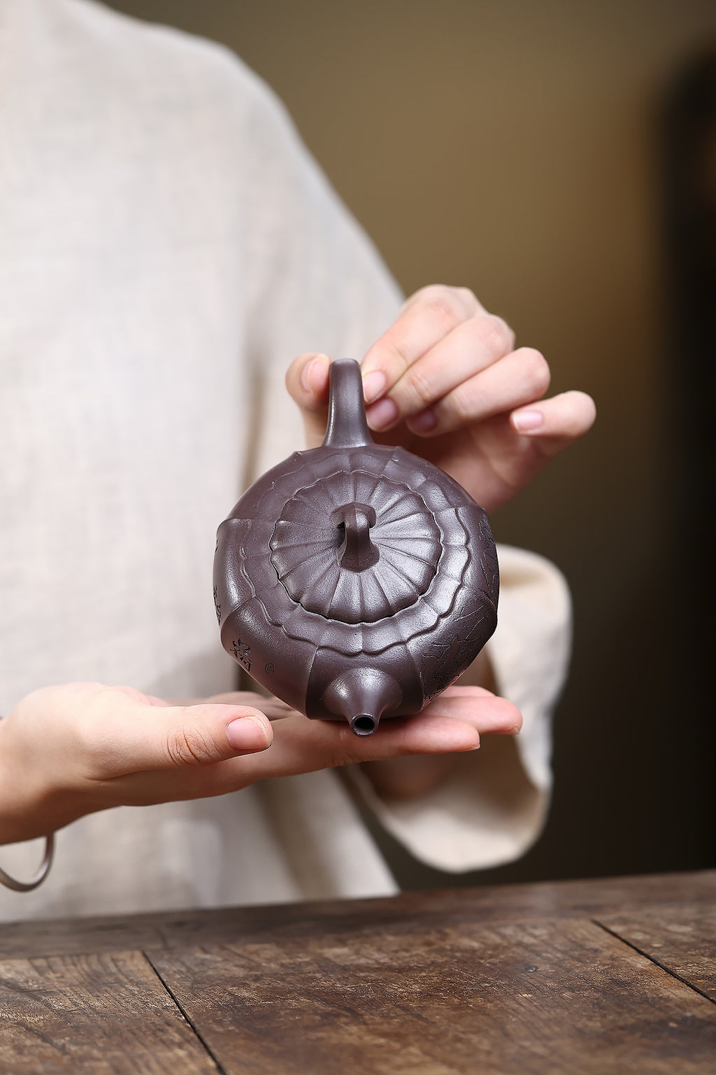 省大师勇淑英作品收藏【唯心壶】 泥料：极品紫茄泥 容量：230cc  作者：勇淑英 江苏省陶瓷艺术大师  工艺：手工制作，收藏价值高👍
