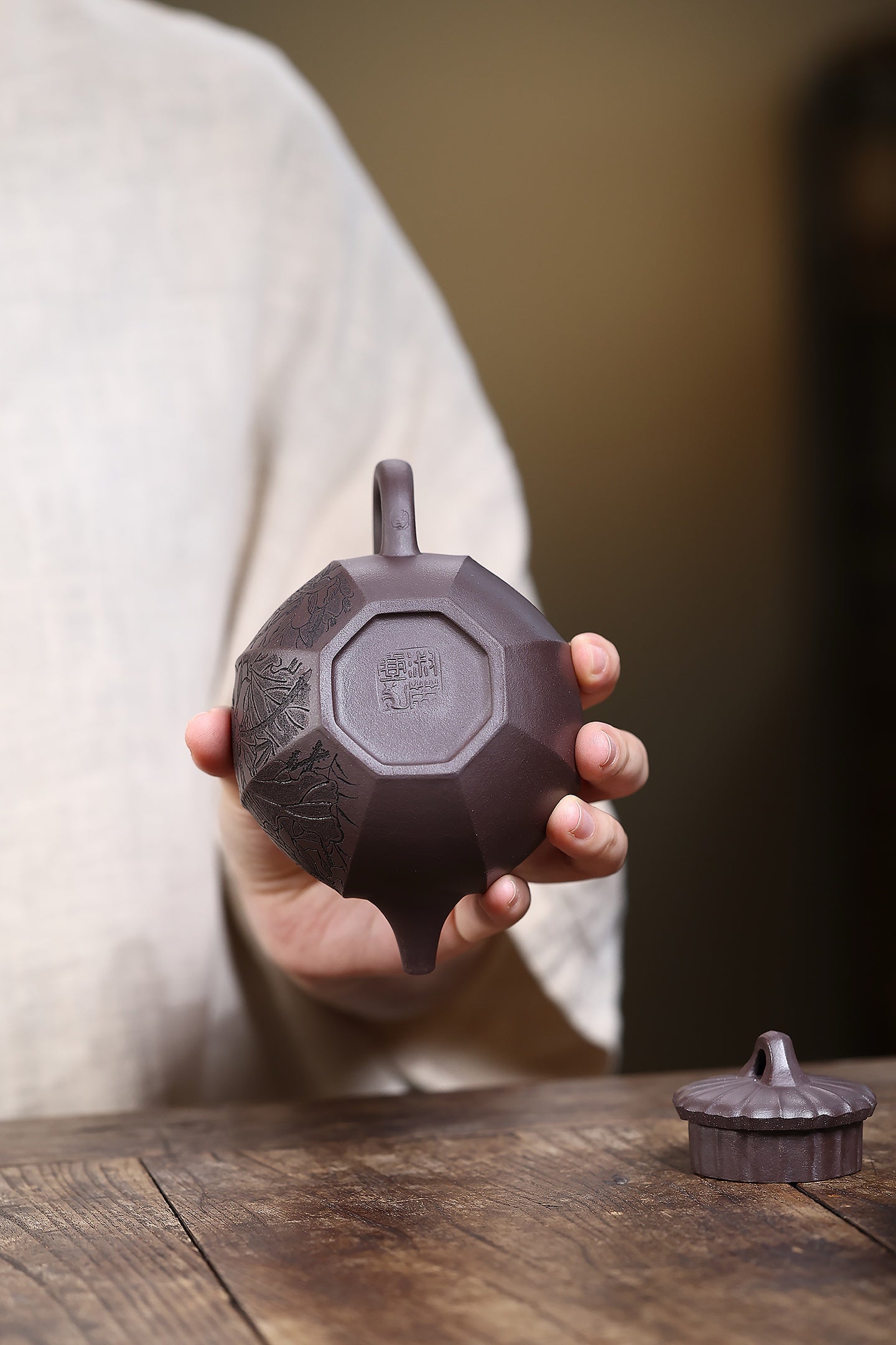 省大师勇淑英作品收藏【唯心壶】 泥料：极品紫茄泥 容量：230cc  作者：勇淑英 江苏省陶瓷艺术大师  工艺：手工制作，收藏价值高👍