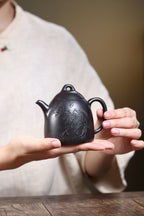 省大师勇淑英作品收藏【秦权壶】内有乾坤 泥料：极品乌金泥 容量：220cc  作者：勇淑英 江苏省陶瓷艺术大师  工艺：手工制作，收藏价值高👍