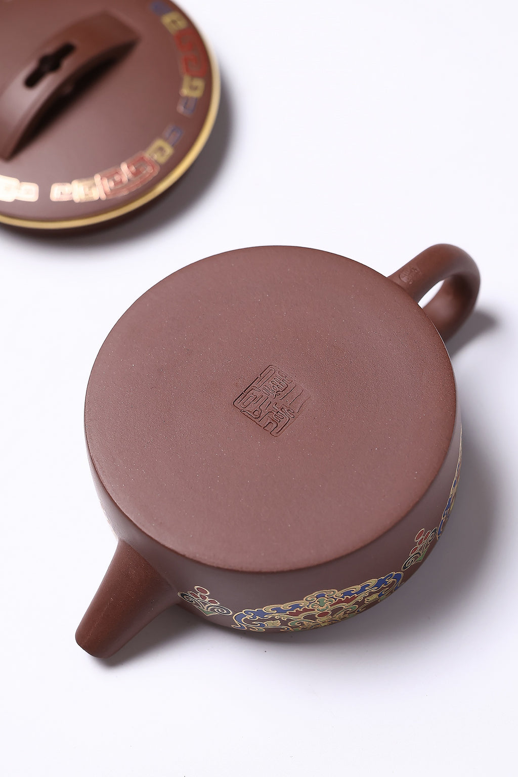 双省名人经典之作【汉瓦】 泥料：原矿紫泥 容量：220cc 作者：韩小虎 研究员级高级工艺美术师