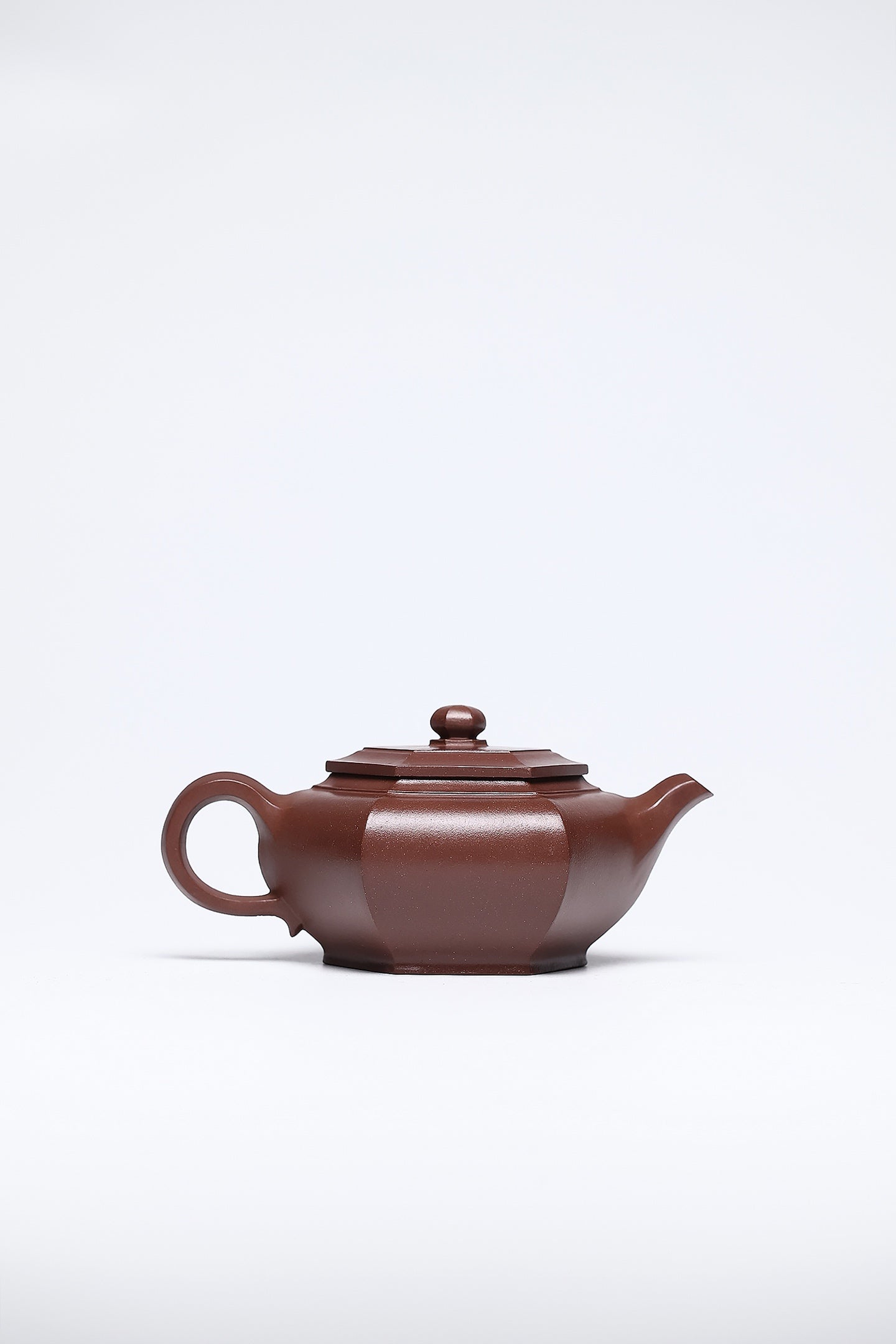 双省名人经典之作【大彬六方壶】 泥料：底槽清 容量：330cc  作者：韩小虎 研究员级高级工艺美术师