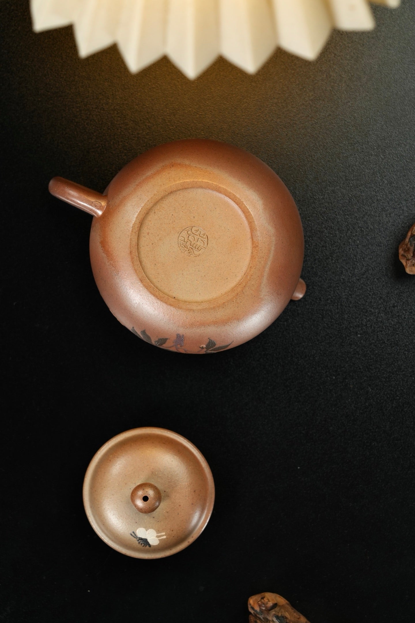 白段柴烧泥绘茶杯 - 精美手工艺术品