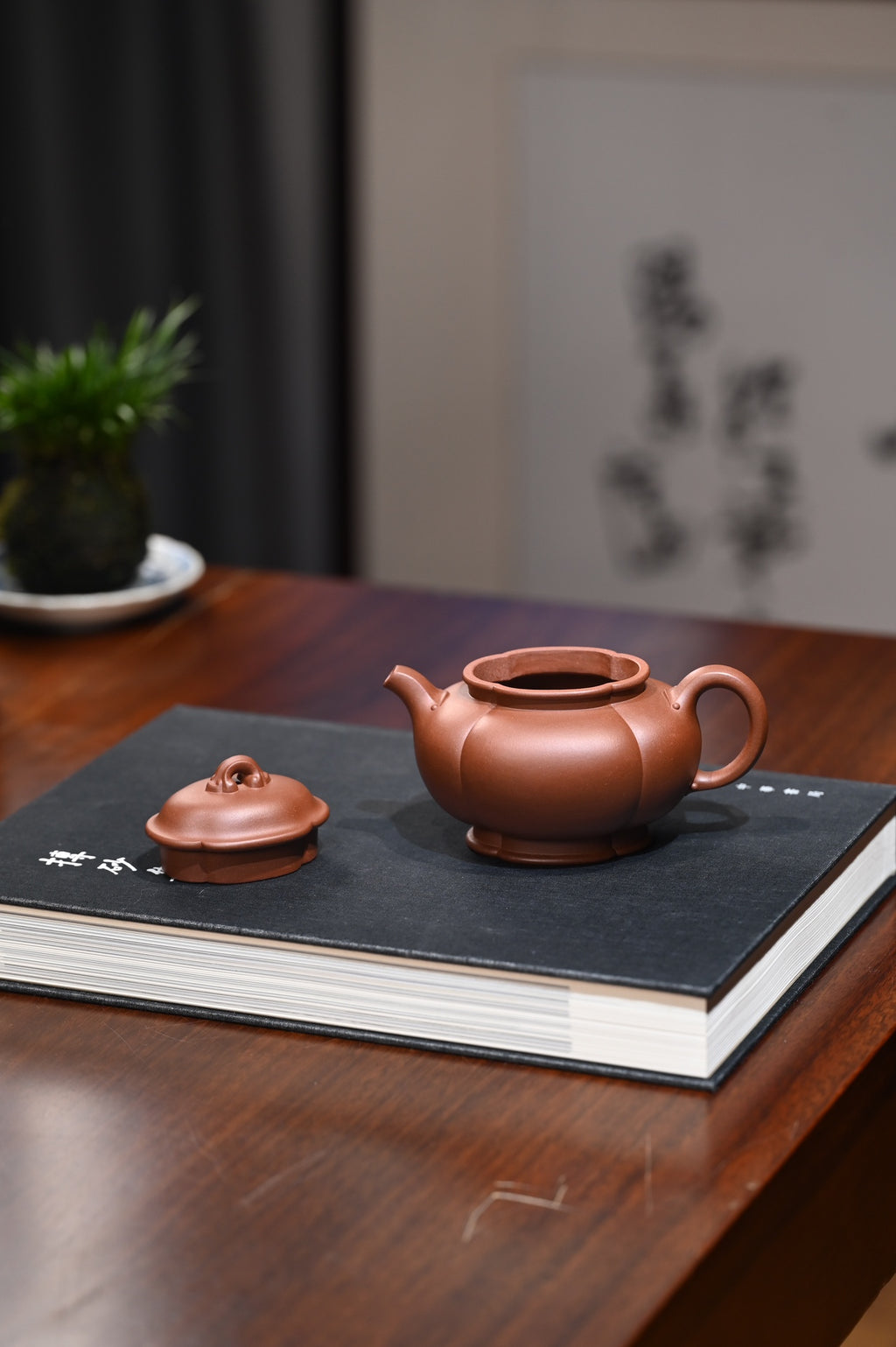骆俊杰【海棠】  原矿底槽青  280ml  骆俊杰，1992年出生于江苏宜兴  2015年景舟杯制壶大赛“提壁壶”获得民间组  铜奖。