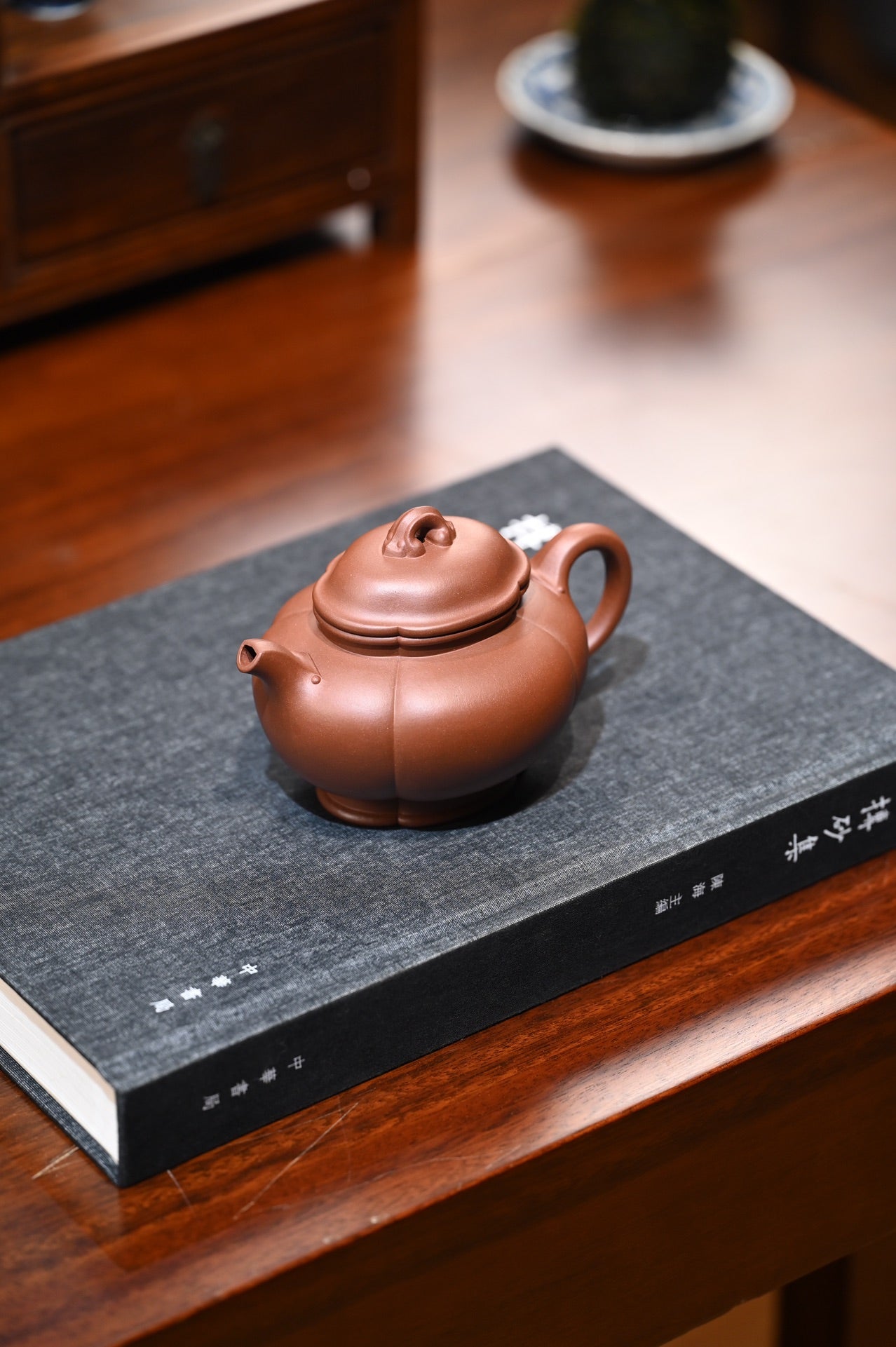 骆俊杰【海棠】  原矿底槽青  280ml  骆俊杰，1992年出生于江苏宜兴  2015年景舟杯制壶大赛“提壁壶”获得民间组  铜奖。