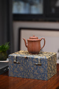 桑建军【莲华】  原矿底槽清  260ml  桑建军：  1976年出生于宜兴陶艺世家，从艺十余载，专注全手工方器与筋纹器。师承名家李卫明。作品深受国内外藏家青睐。