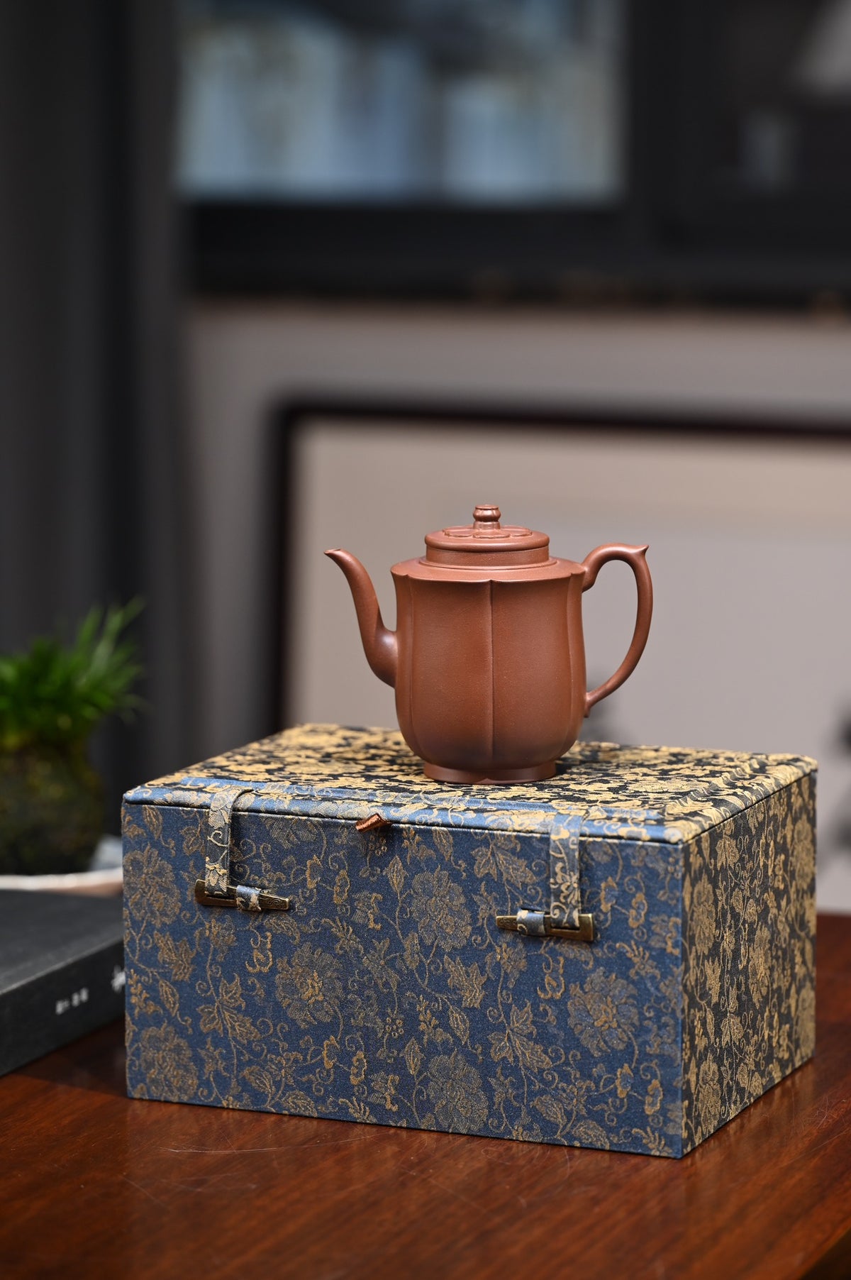 桑建军【莲华】  原矿底槽清  260ml  桑建军：  1976年出生于宜兴陶艺世家，从艺十余载，专注全手工方器与筋纹器。师承名家李卫明。作品深受国内外藏家青睐。