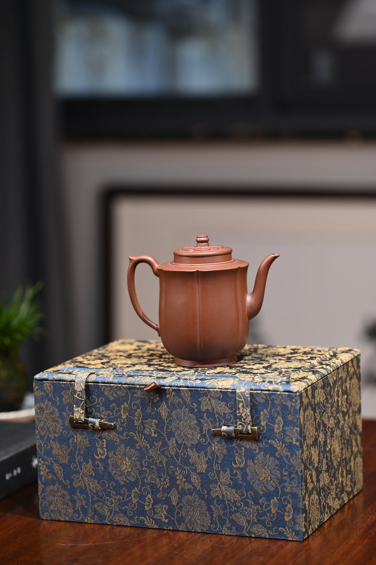 桑建军【莲华】  原矿底槽清  260ml  桑建军：  1976年出生于宜兴陶艺世家，从艺十余载，专注全手工方器与筋纹器。师承名家李卫明。作品深受国内外藏家青睐。