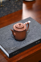 桑建军【莲华】  原矿底槽清  260ml  桑建军：  1976年出生于宜兴陶艺世家，从艺十余载，专注全手工方器与筋纹器。师承名家李卫明。作品深受国内外藏家青睐。