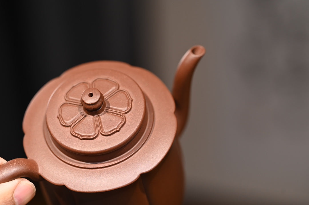 桑建军【莲华】  原矿底槽清  260ml  桑建军：  1976年出生于宜兴陶艺世家，从艺十余载，专注全手工方器与筋纹器。师承名家李卫明。作品深受国内外藏家青睐。