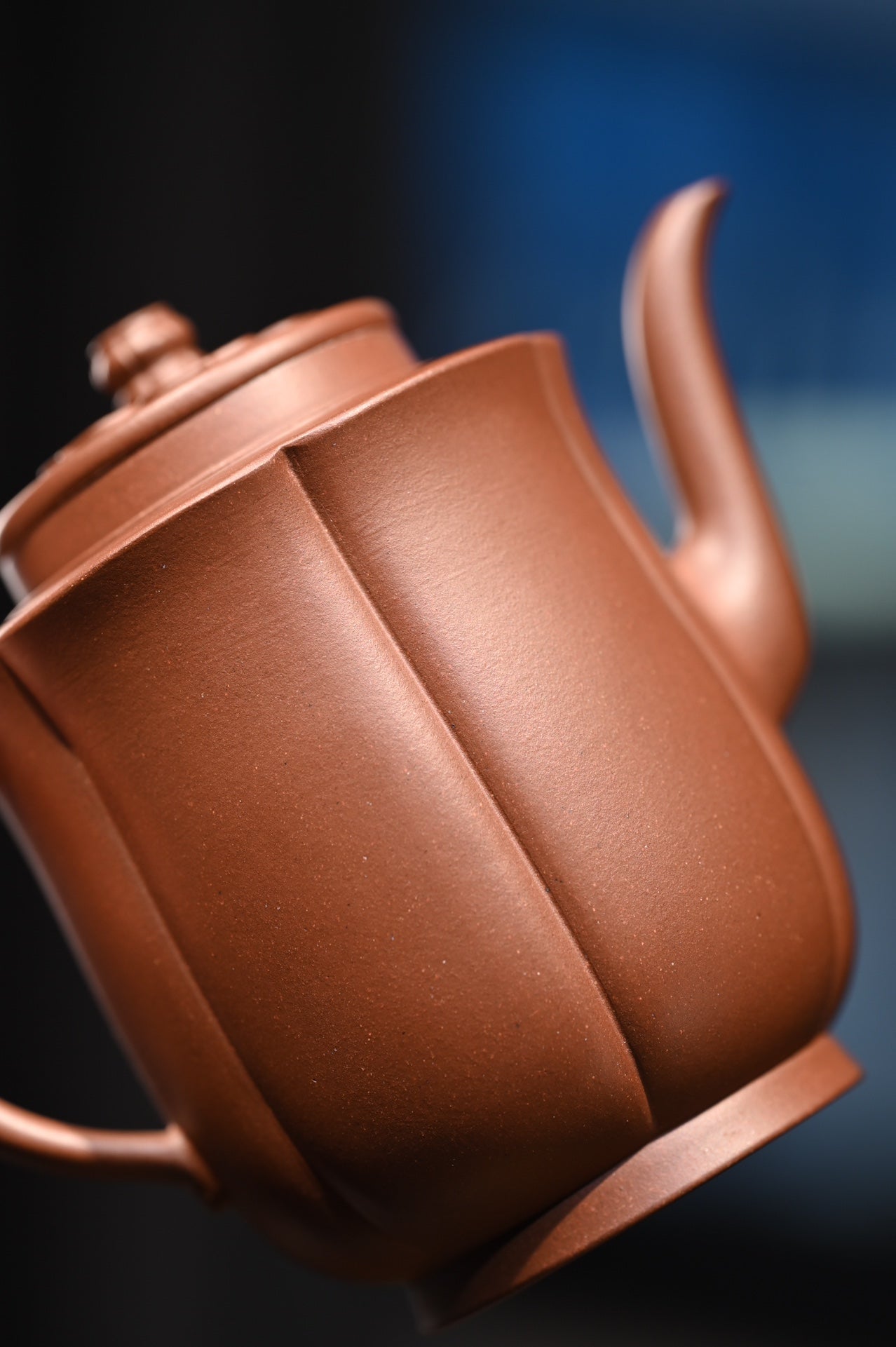 桑建军【莲华】  原矿底槽清  260ml  桑建军：  1976年出生于宜兴陶艺世家，从艺十余载，专注全手工方器与筋纹器。师承名家李卫明。作品深受国内外藏家青睐。