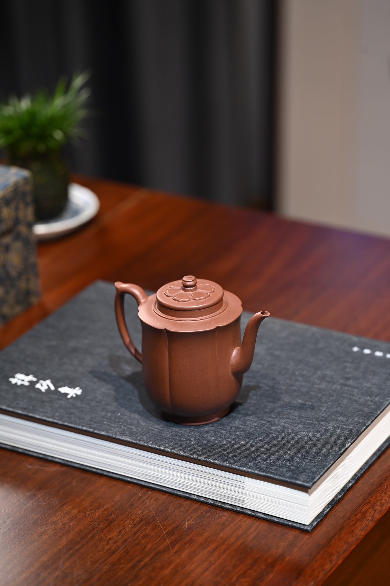 桑建军【莲华】  原矿底槽清  260ml  桑建军：  1976年出生于宜兴陶艺世家，从艺十余载，专注全手工方器与筋纹器。师承名家李卫明。作品深受国内外藏家青睐。