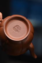 桑建军【莲华】  原矿底槽清  260ml  桑建军：  1976年出生于宜兴陶艺世家，从艺十余载，专注全手工方器与筋纹器。师承名家李卫明。作品深受国内外藏家青睐。