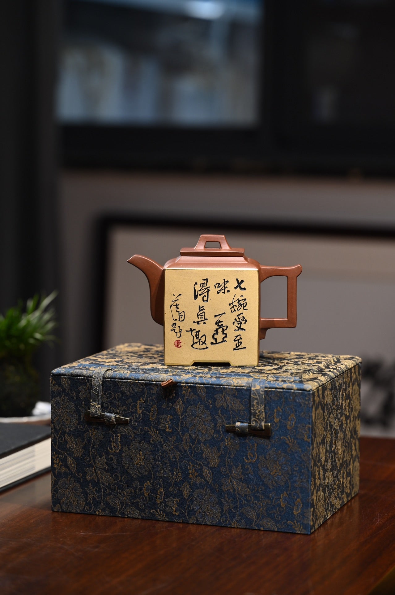 厉上清【觅】  师承中国陶瓷艺术美术大师鲍志强  原矿底槽清  380ml  陶刻家称他为僧人；僧人称他为陶刻家；陶刻家的意境；僧人的情怀。