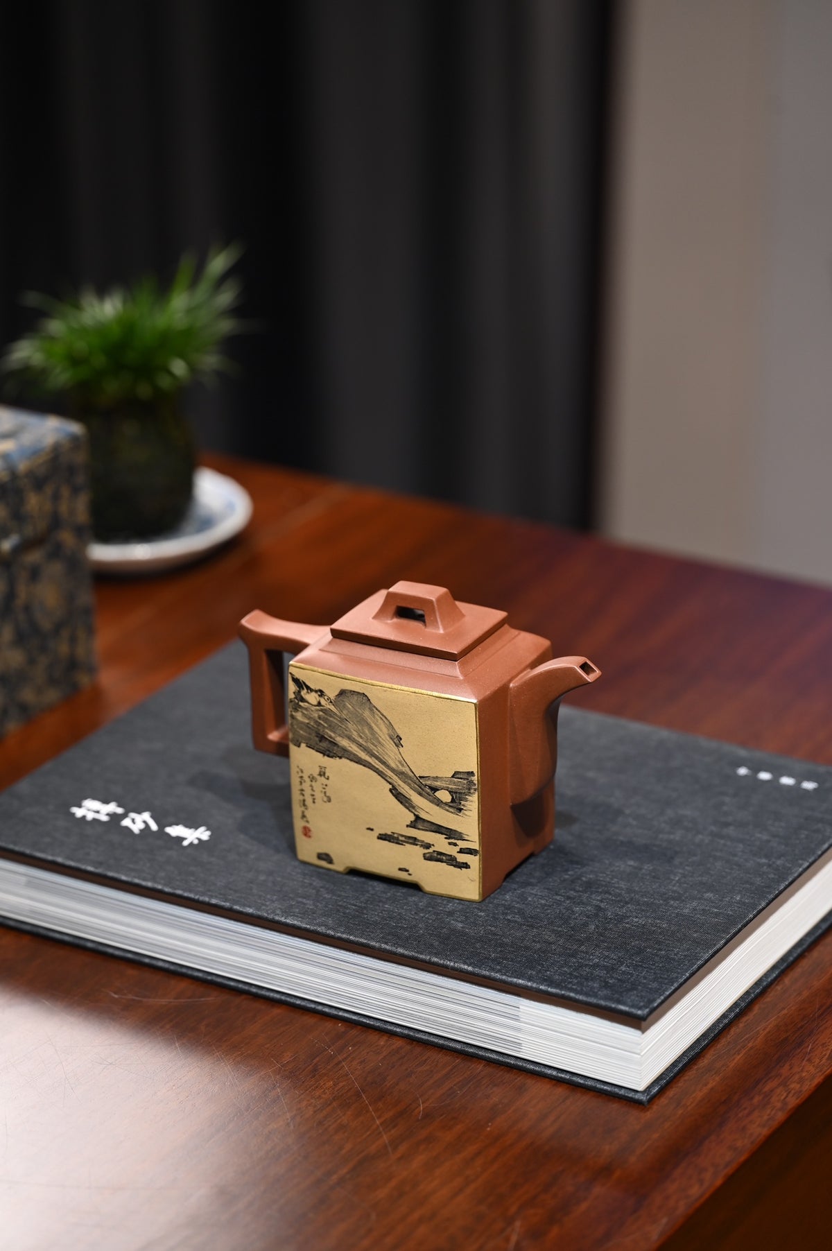 厉上清【觅】  师承中国陶瓷艺术美术大师鲍志强  原矿底槽清  380ml  陶刻家称他为僧人；僧人称他为陶刻家；陶刻家的意境；僧人的情怀。