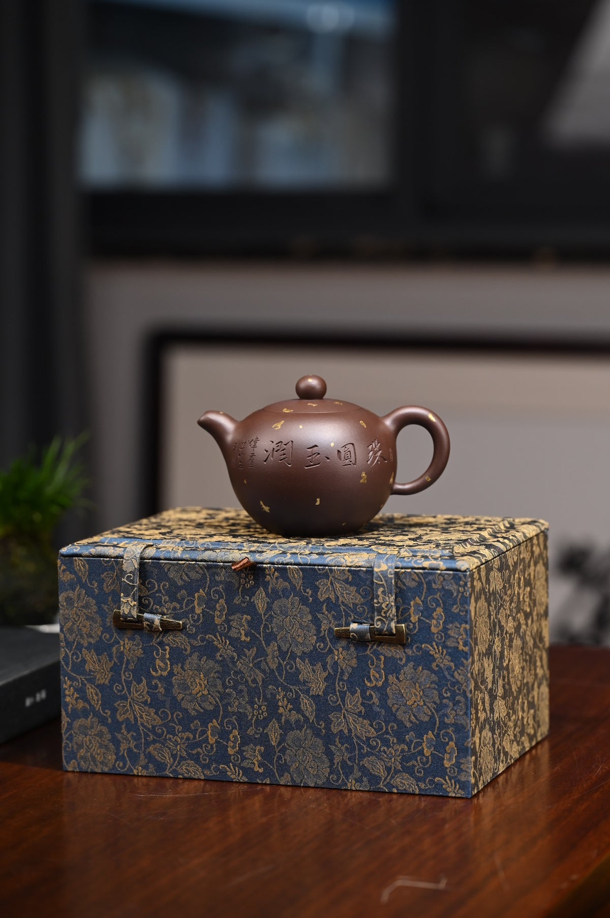 范吉【一粒珠】  范家原矿紫泥  270ml  范吉制.范伟群饰  范吉：  工艺美术师，陶瓷工艺装饰高级技师