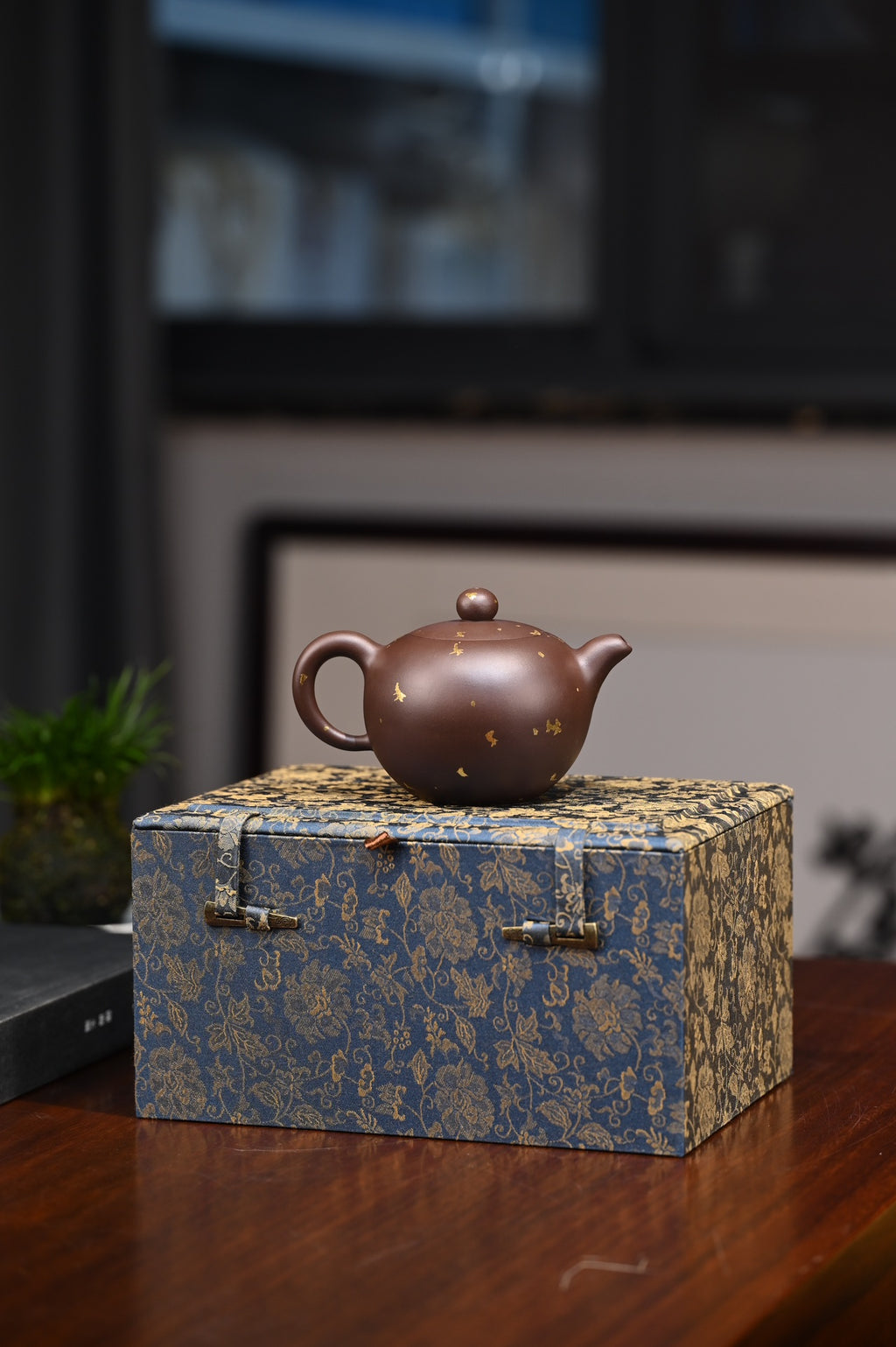 范吉【一粒珠】  范家原矿紫泥  270ml  范吉制.范伟群饰  范吉：  工艺美术师，陶瓷工艺装饰高级技师
