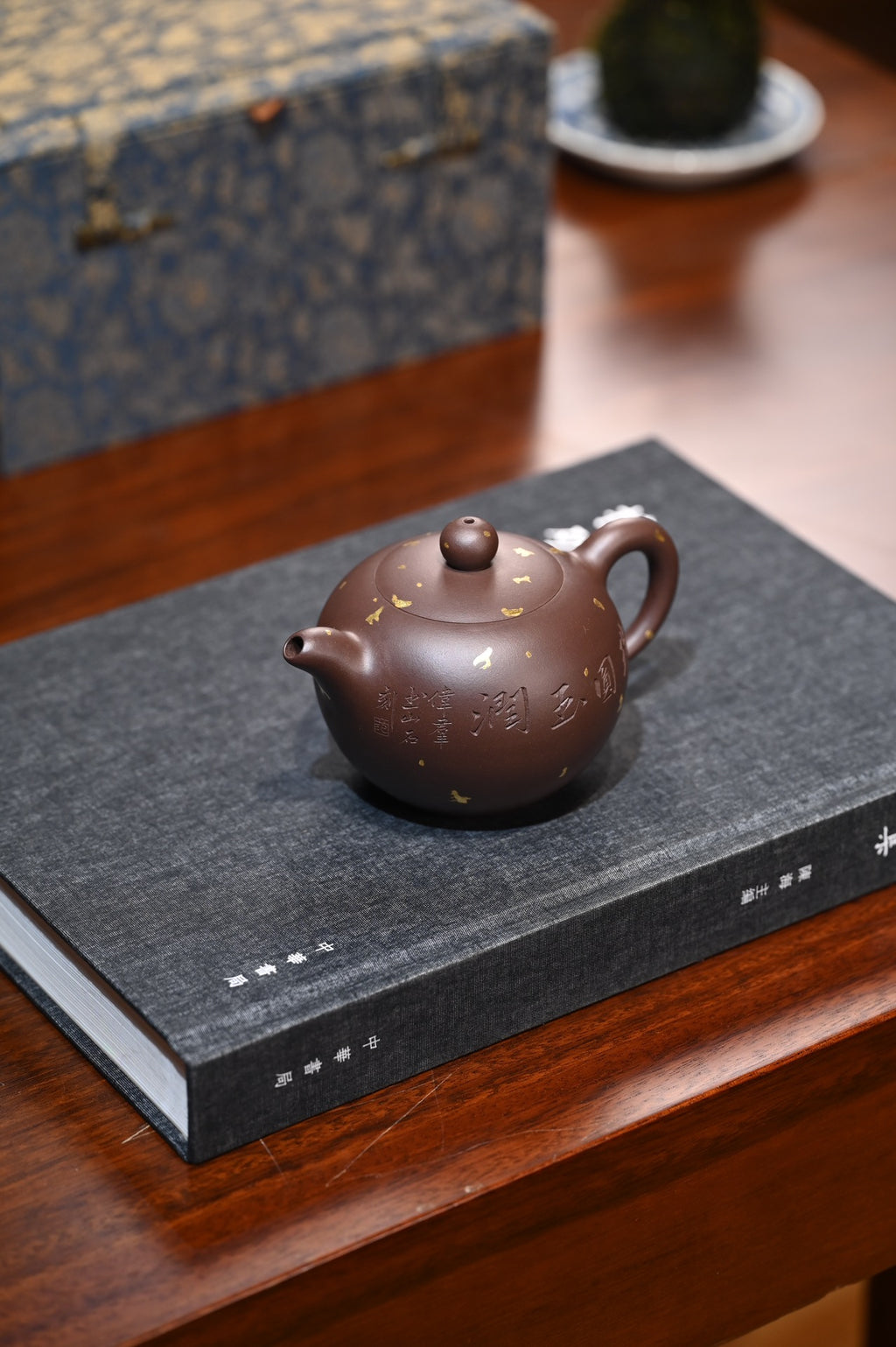 范吉【一粒珠】  范家原矿紫泥  270ml  范吉制.范伟群饰  范吉：  工艺美术师，陶瓷工艺装饰高级技师
