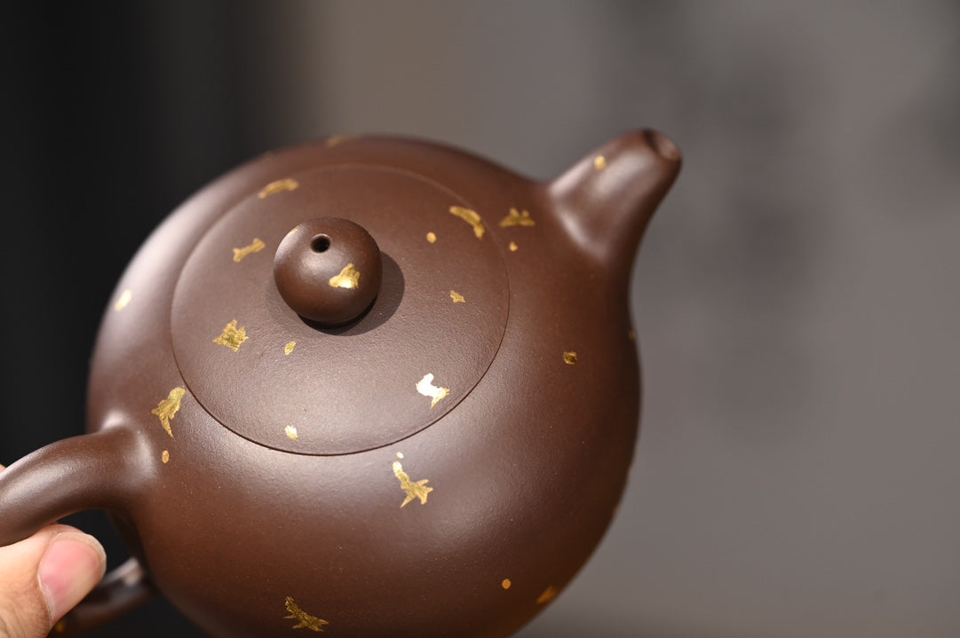 范吉【一粒珠】  范家原矿紫泥  270ml  范吉制.范伟群饰  范吉：  工艺美术师，陶瓷工艺装饰高级技师