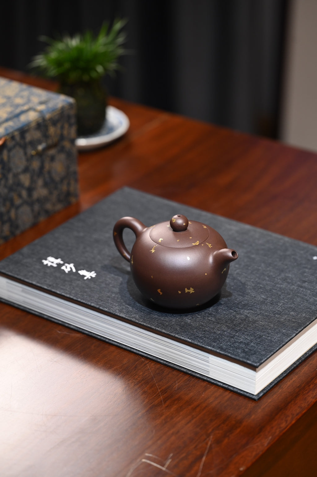 范吉【一粒珠】  范家原矿紫泥  270ml  范吉制.范伟群饰  范吉：  工艺美术师，陶瓷工艺装饰高级技师