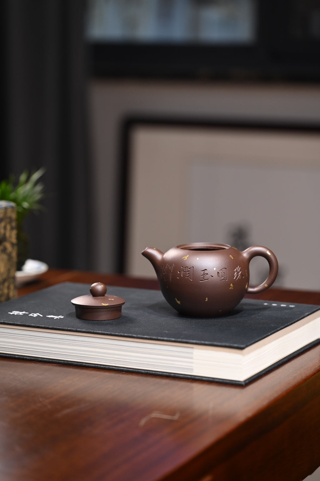 范吉【一粒珠】  范家原矿紫泥  270ml  范吉制.范伟群饰  范吉：  工艺美术师，陶瓷工艺装饰高级技师