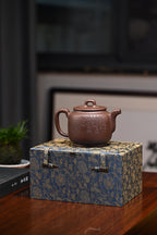 独 家  典 藏、首 度 联 袂 重 器 ！  周伯娟【高玉带】  周伯娟制.何光宏饰.黄松刊  附三份作者收藏证书  原矿紫泥  500ml