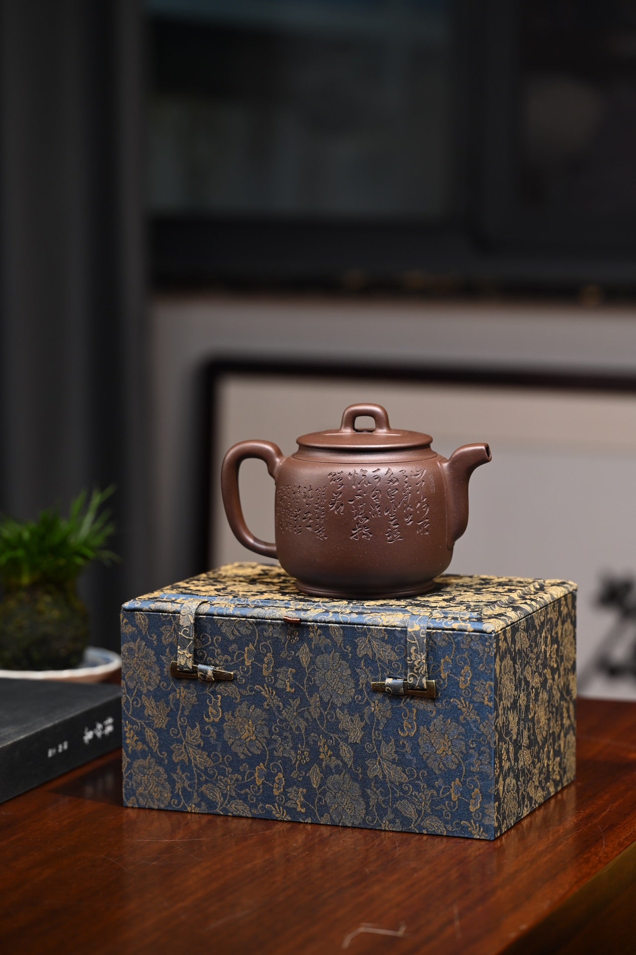 独 家  典 藏、首 度 联 袂 重 器 ！  周伯娟【高玉带】  周伯娟制.何光宏饰.黄松刊  附三份作者收藏证书  原矿紫泥  500ml