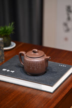 独 家  典 藏、首 度 联 袂 重 器 ！  周伯娟【高玉带】  周伯娟制.何光宏饰.黄松刊  附三份作者收藏证书  原矿紫泥  500ml