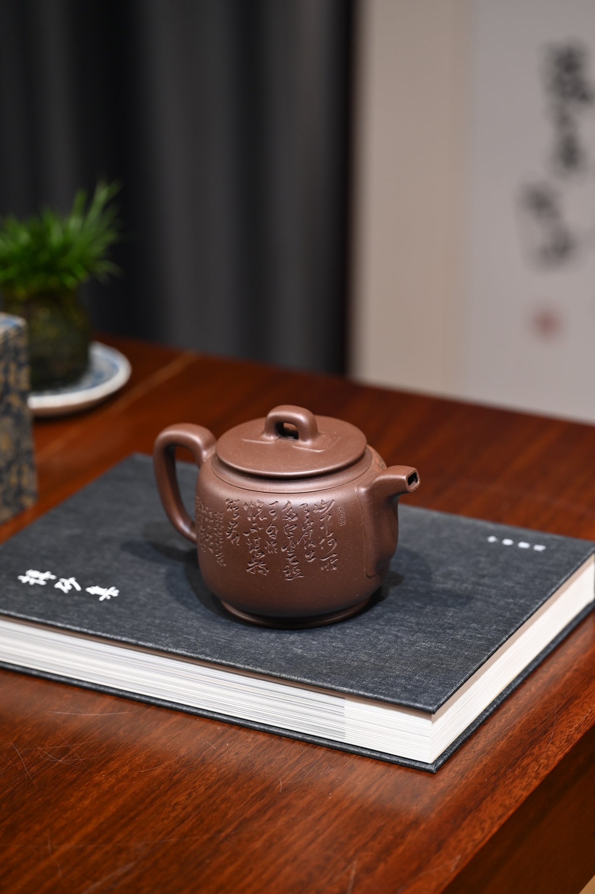 独 家  典 藏、首 度 联 袂 重 器 ！  周伯娟【高玉带】  周伯娟制.何光宏饰.黄松刊  附三份作者收藏证书  原矿紫泥  500ml