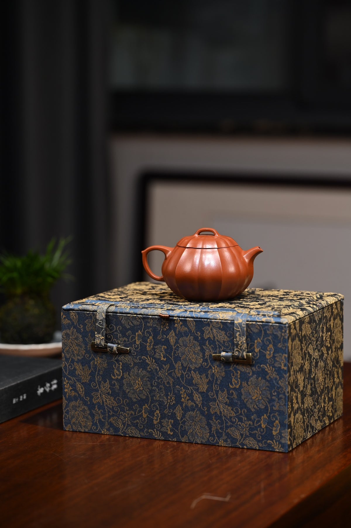 范坚【昭华】  原矿大红袍  180ml  范坚，“大生壶”第五代嫡传，出生于江苏宜兴陶瓷世家范家，是大生壶第五代传人