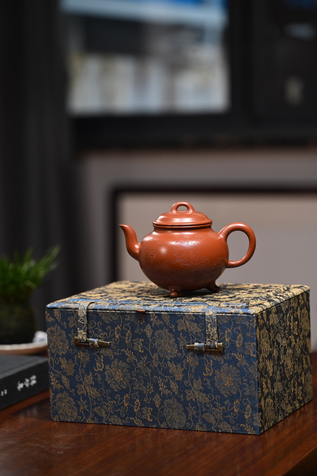 蒋伟杰【三足贡局】  原矿朱泥  350ml  蒋伟杰：  工艺美术师  中国工艺美术学会会员  江苏省青年书法家协会会员