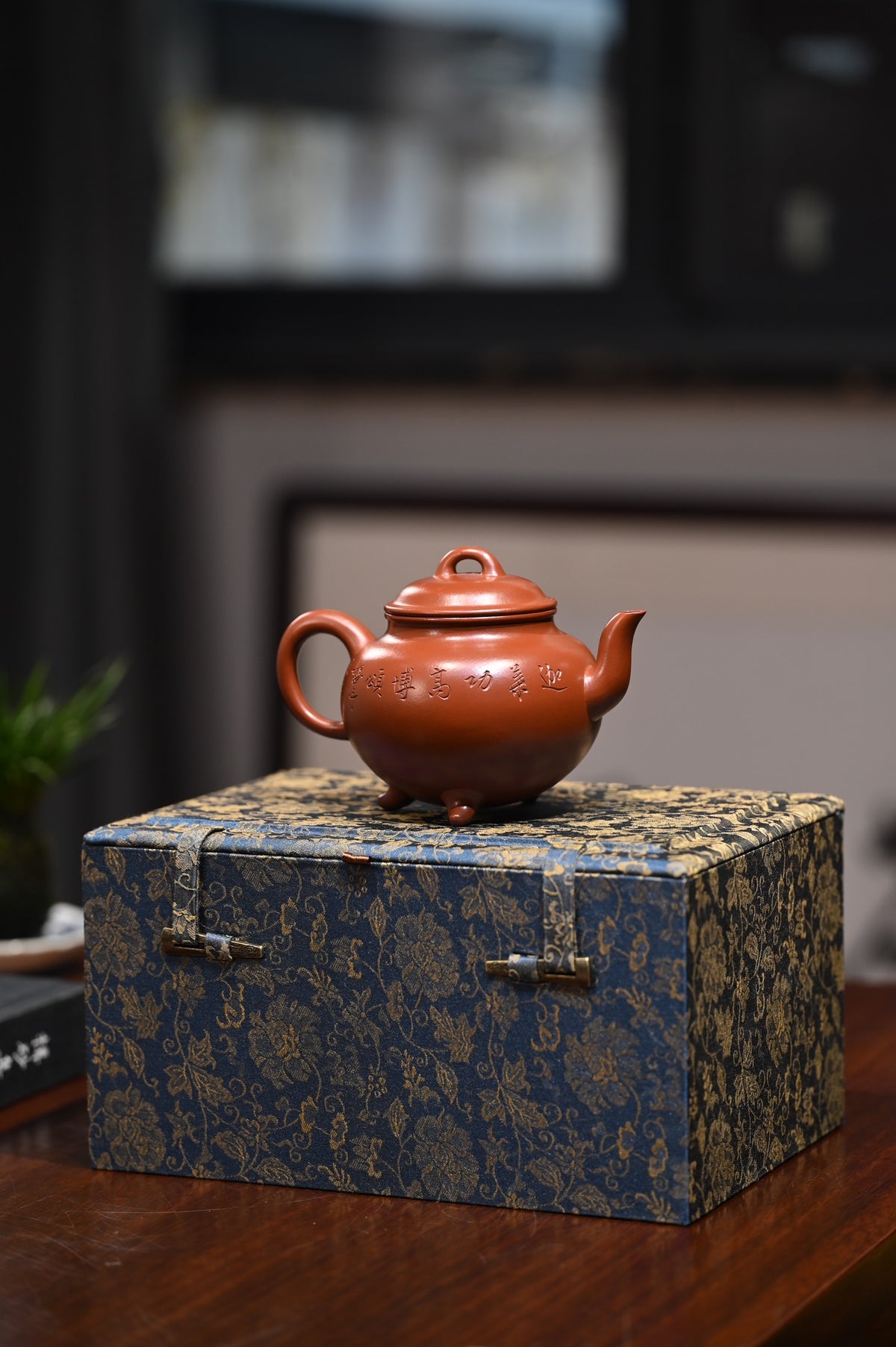 蒋伟杰【三足贡局】  原矿朱泥  350ml  蒋伟杰：  工艺美术师  中国工艺美术学会会员  江苏省青年书法家协会会员