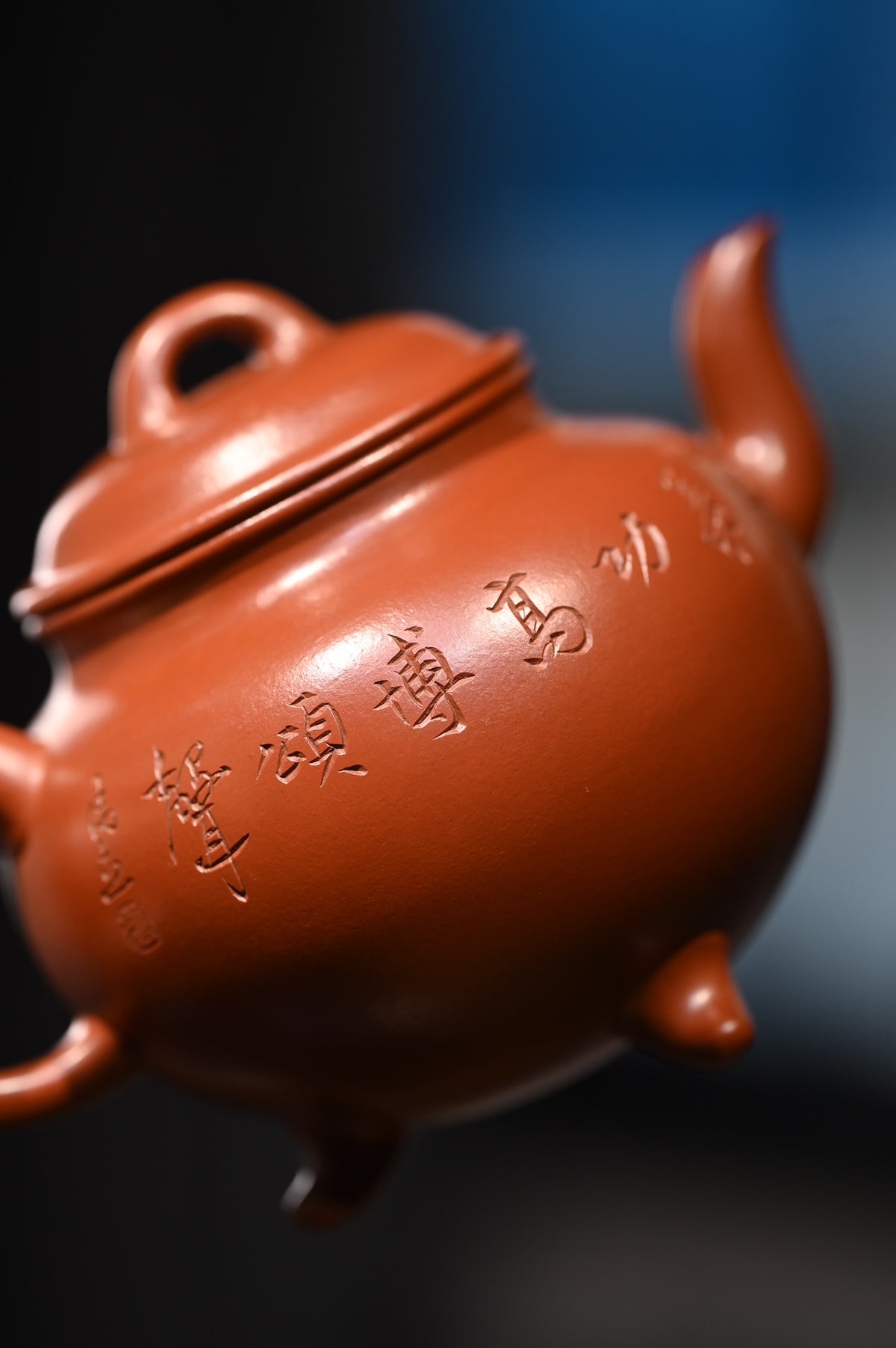 蒋伟杰【三足贡局】  原矿朱泥  350ml  蒋伟杰：  工艺美术师  中国工艺美术学会会员  江苏省青年书法家协会会员