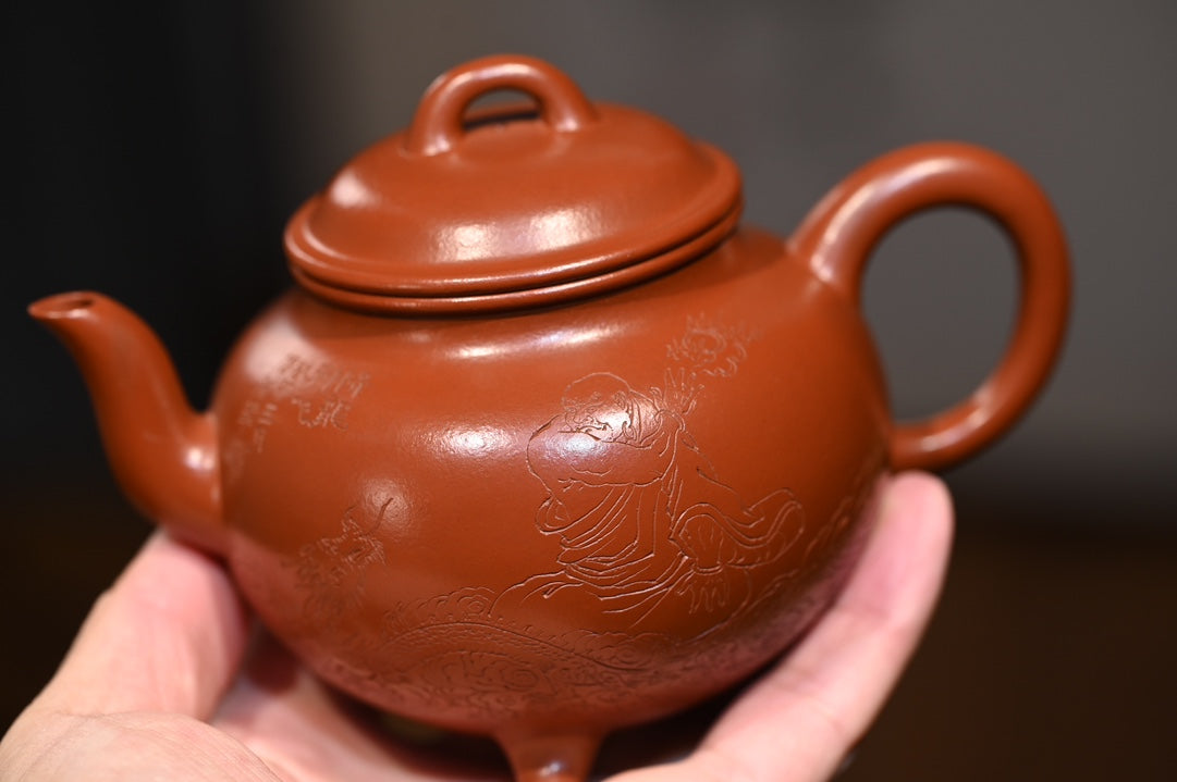 蒋伟杰【三足贡局】  原矿朱泥  350ml  蒋伟杰：  工艺美术师  中国工艺美术学会会员  江苏省青年书法家协会会员
