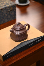 范吉【四方竹鼎】  范家原矿紫泥  360ml  范吉：  工艺美术师，陶瓷工艺装饰高级技师，宜兴范家壶庄紫砂陶技艺非遗传承人