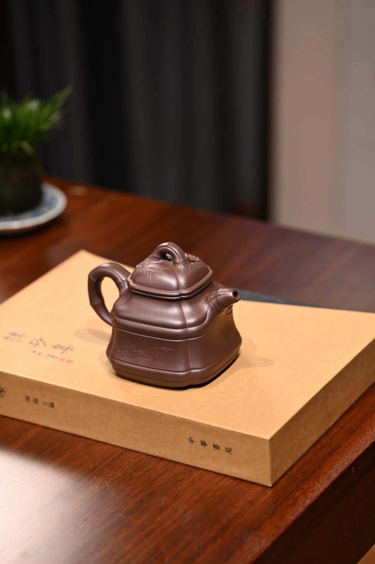 范吉【四方竹鼎】  范家原矿紫泥  360ml  范吉：  工艺美术师，陶瓷工艺装饰高级技师，宜兴范家壶庄紫砂陶技艺非遗传承人