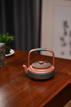觀 |《玉带提梁》于洪霞（“状  元杯”三等奖）  原矿底槽清  壶390ml 杯80ml  2018年参加江苏省政府主办的第四届江苏技能状元大赛