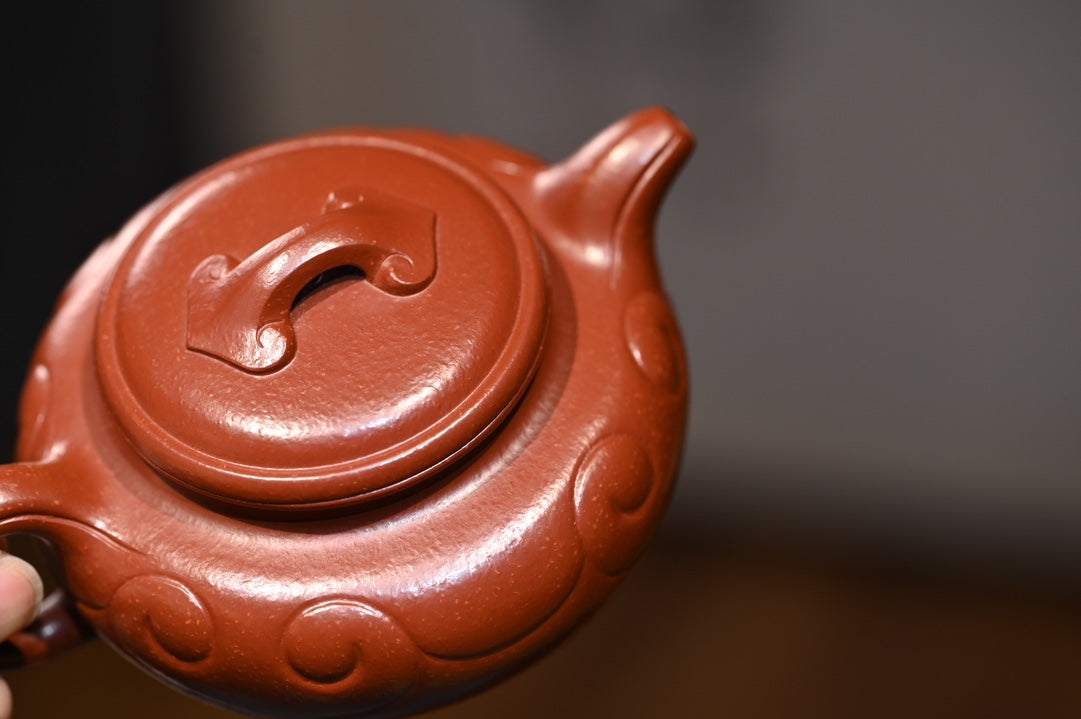范坚【仿古如意】  原矿大红袍  290ml  范坚，“大生壶”第五代嫡传，出生于江苏宜兴陶瓷世家范家，是大生壶第五代传人