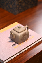 江苏省陶瓷艺术大师何卫枫  新品独家发售  何卫枫【金砂四方】  何卫枫制.张重庆刊  原矿青段  附双证书&nbsp;  240ml