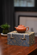 范坚【菊雷】  原矿大红袍  180ml  范坚，“大生壶”第五代嫡传，出生于江苏宜兴陶瓷世家范家，是大生壶第五代传人