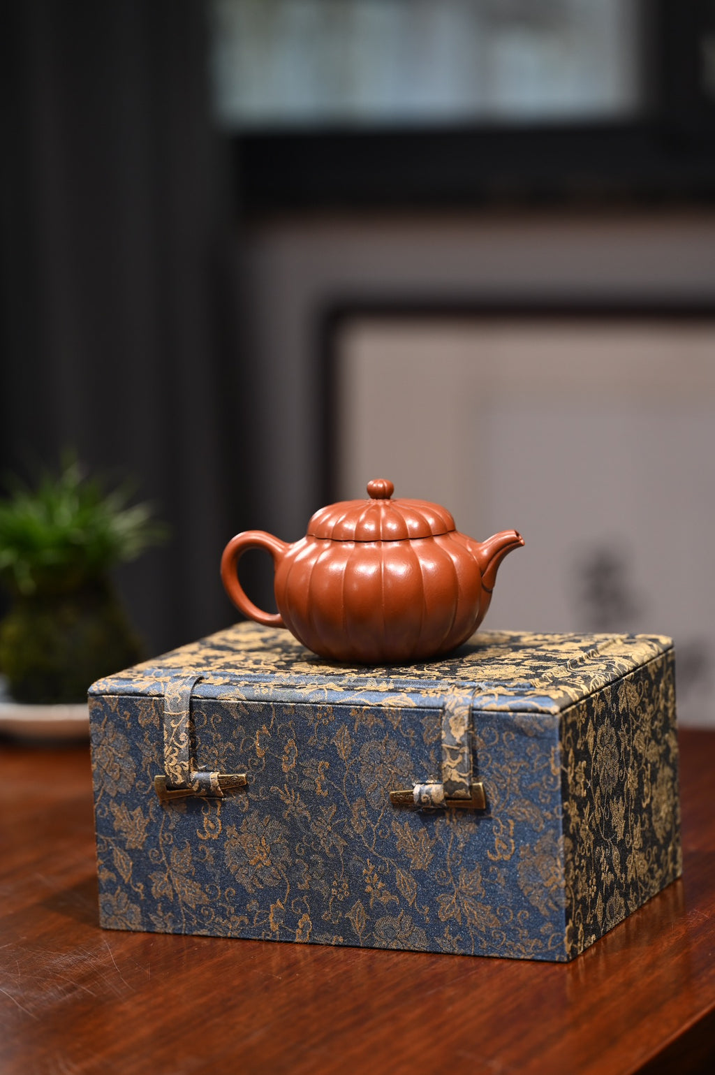 范坚【菊雷】  原矿大红袍  180ml  范坚，“大生壶”第五代嫡传，出生于江苏宜兴陶瓷世家范家，是大生壶第五代传人
