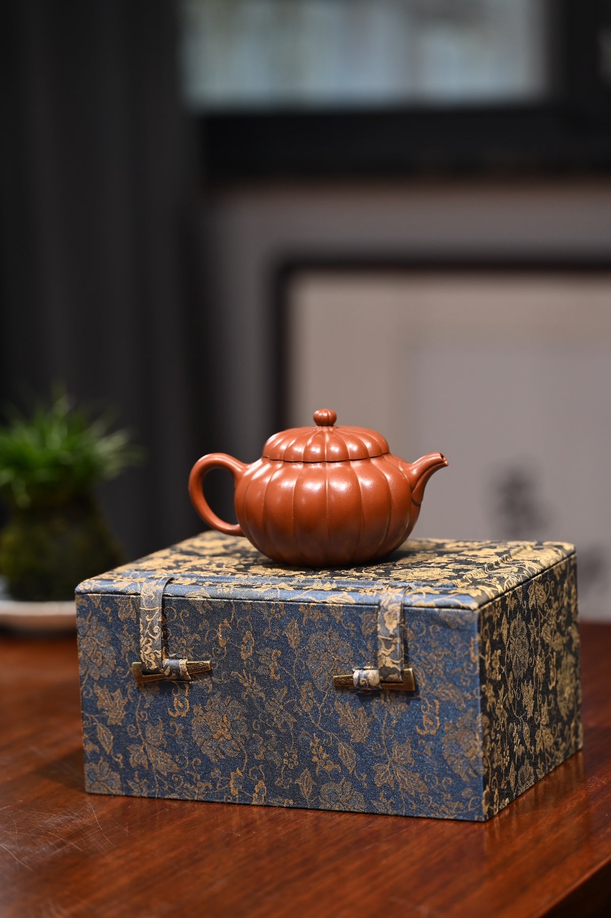 范坚【菊雷】  原矿大红袍  180ml  范坚，“大生壶”第五代嫡传，出生于江苏宜兴陶瓷世家范家，是大生壶第五代传人