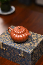 范坚【菊雷】  原矿大红袍  180ml  范坚，“大生壶”第五代嫡传，出生于江苏宜兴陶瓷世家范家，是大生壶第五代传人