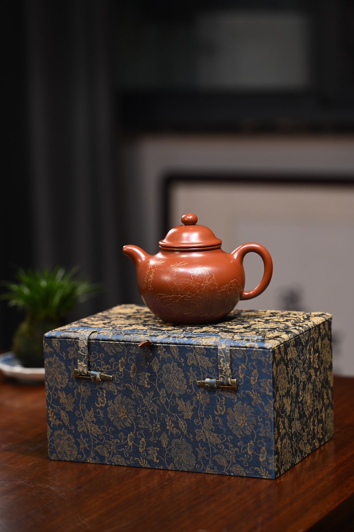 蒋伟杰【掇球】  原矿朱泥  350ml  蒋伟杰：  工艺美术师  中国工艺美术学会会员  江苏省青年书法家协会会员